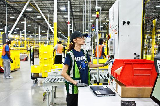 亚马逊仓库大量使用机器人，可招聘的员工也多了