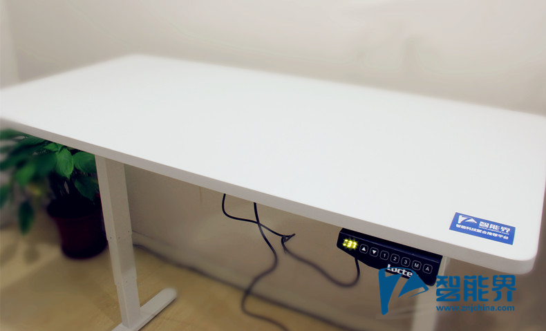 一张桌子拯救了不开心的设计师，乐歌E4电驱升降桌评测体验