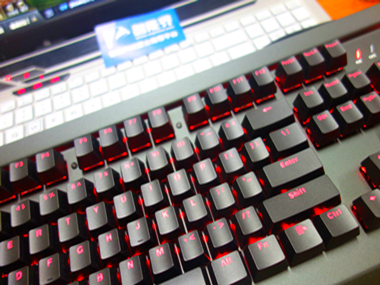 雷柏V750机械键盘评测：实力派新闪耀，专为游戏玩家打造