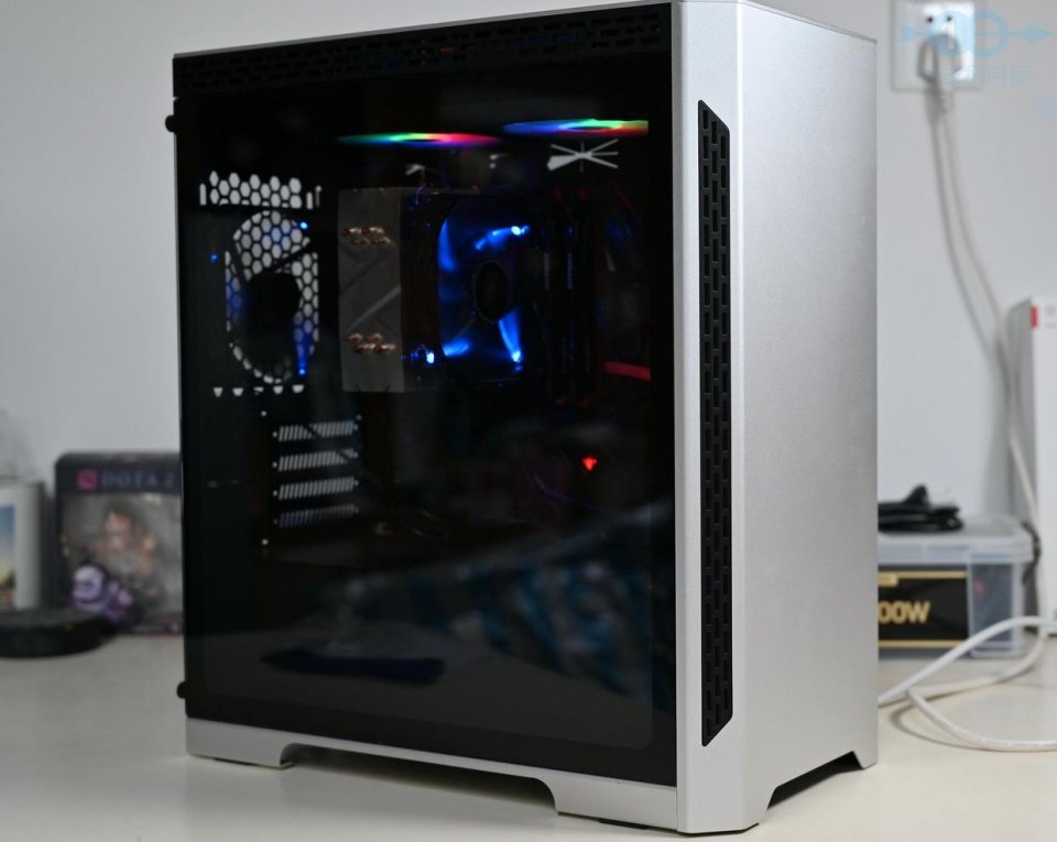 造型凌厉的铝制小铠甲，雷匠R-M5机箱体验