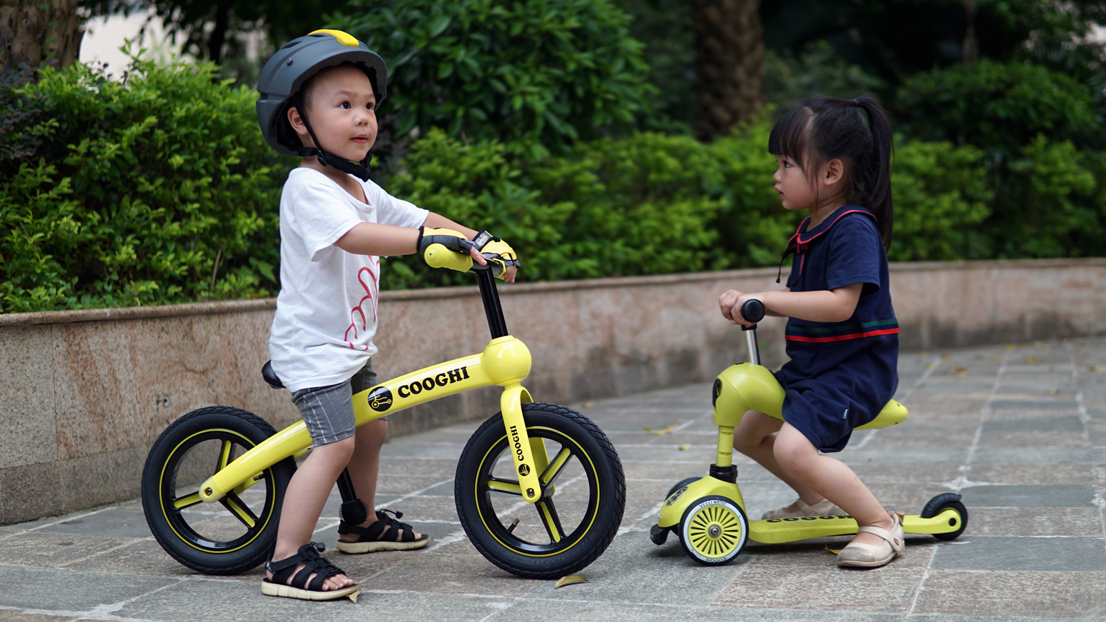 孩子们在公园里骑平衡自行车照片摄影图片_ID:307685848-Veer图库