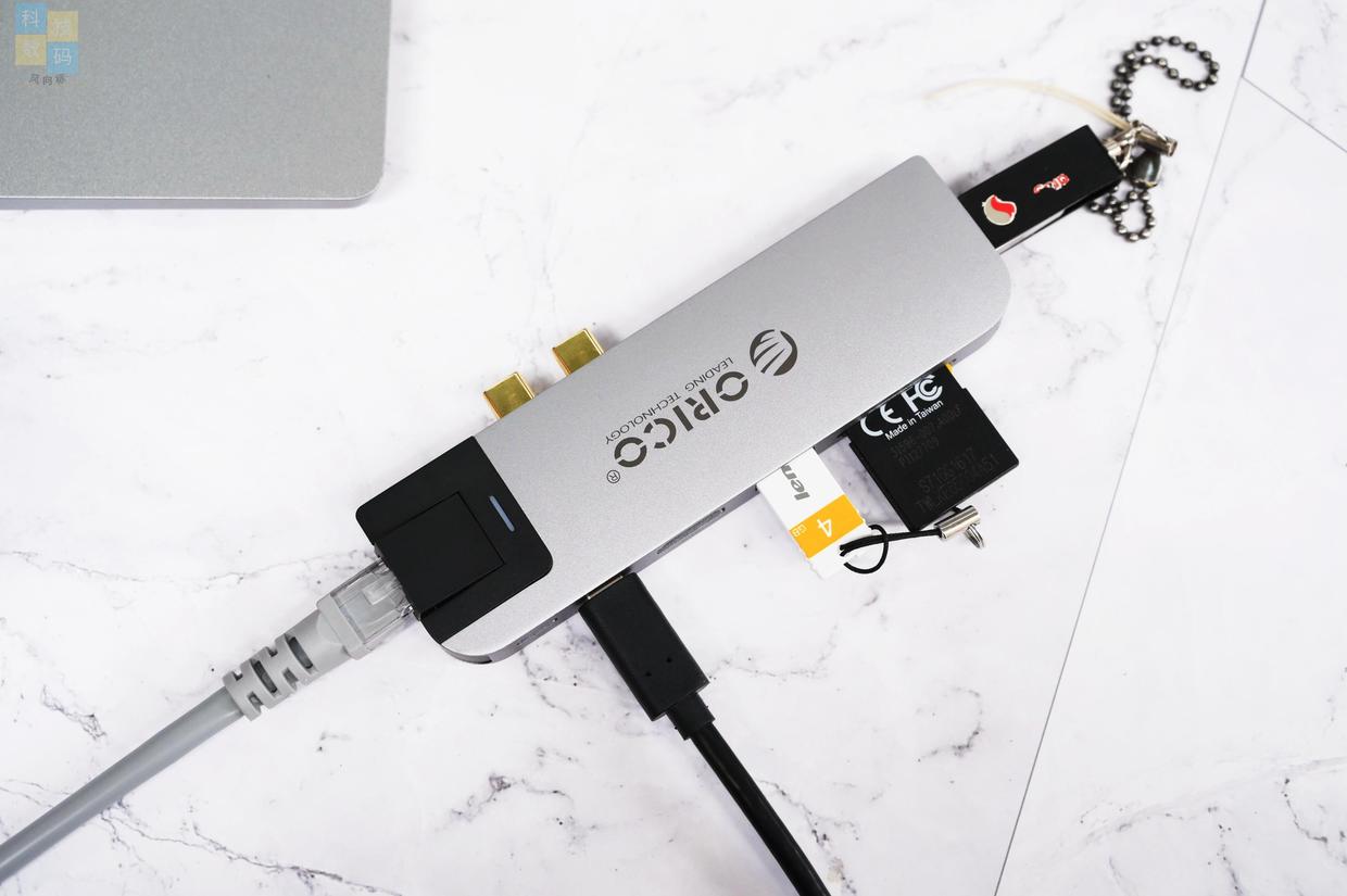 接口更齐全，还支持雷电3，Orico Type-C 八合一多功能扩展坞上手
