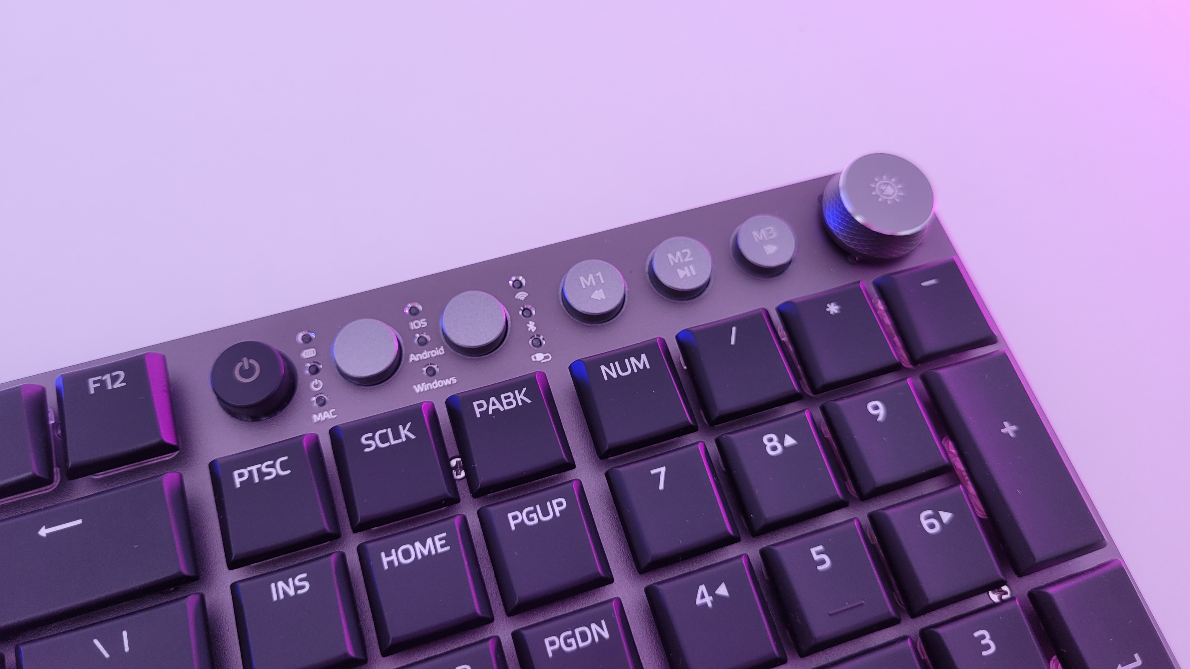 超薄的狼蛛F2090超薄型机械键盘，体验桌面上的硬核操作