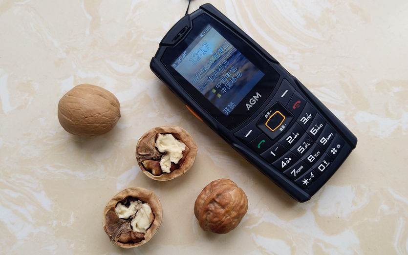 AGM M6三防手机，功能机怎会落伍，做这条街最靓的大爷