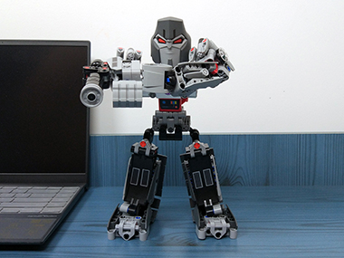 能摆各种POSS的变形金刚，做工精良耐玩