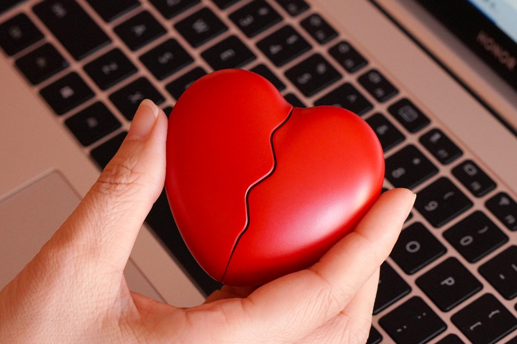 ZIIM创意心碎耳机：来自未来的科技潮流Z时代无线耳机